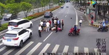 后排围观的吃瓜群众,后排吃瓜群众视角下的精彩瞬间